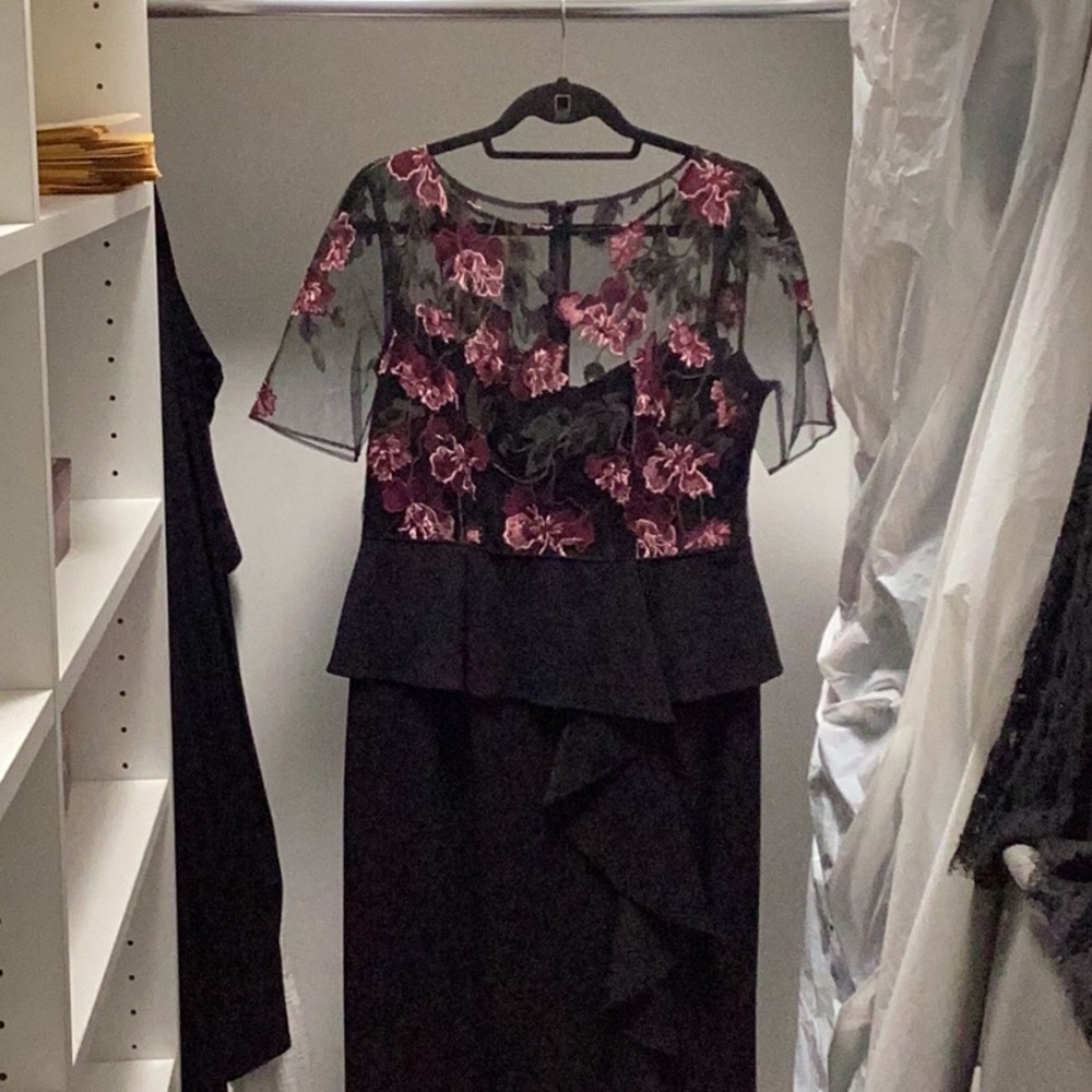 Elegant Black Dress with Floral Embroidery